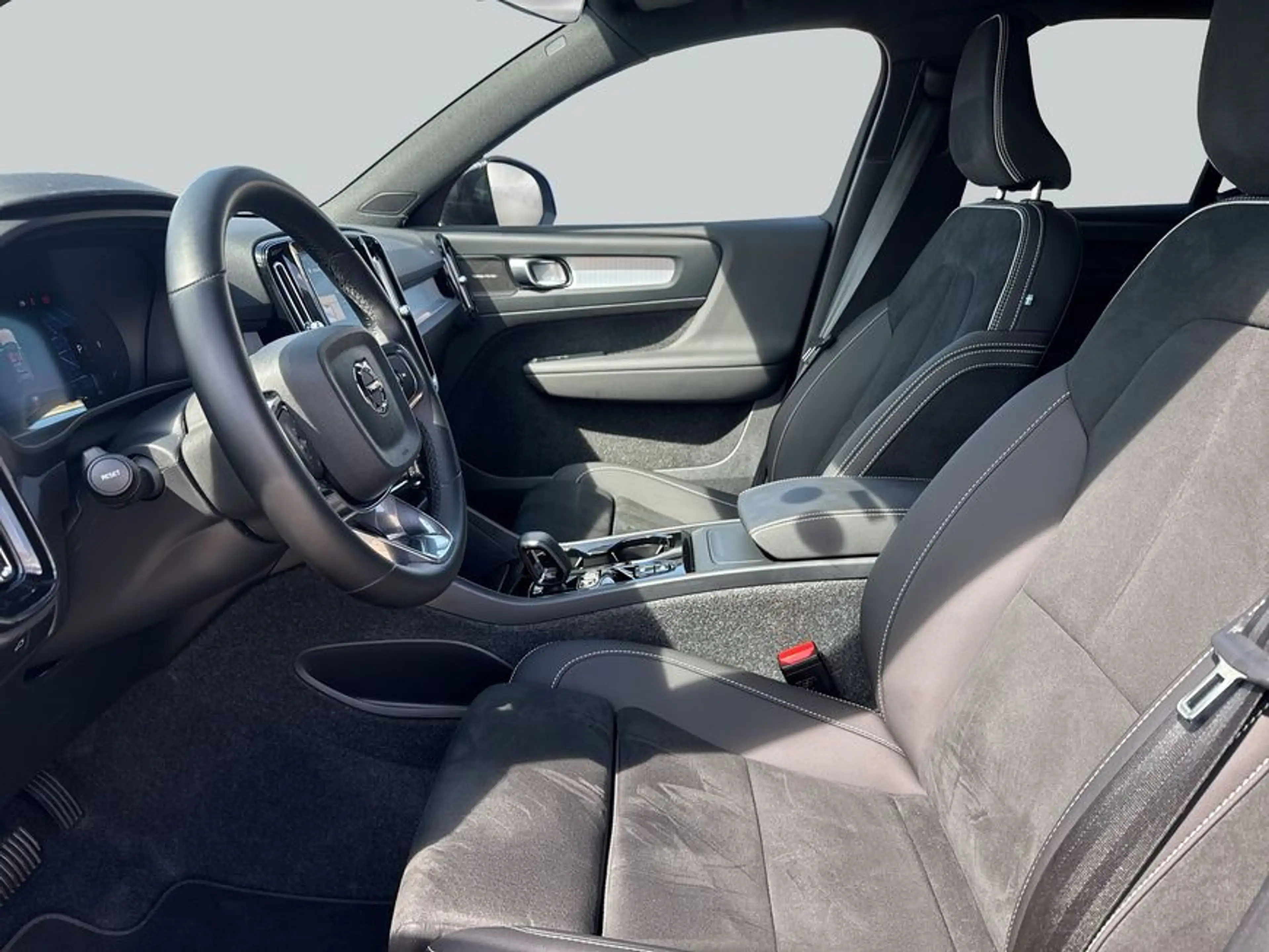 Volvo XC40 XC40 B3 B DKG Plus Black Edition — photo 9