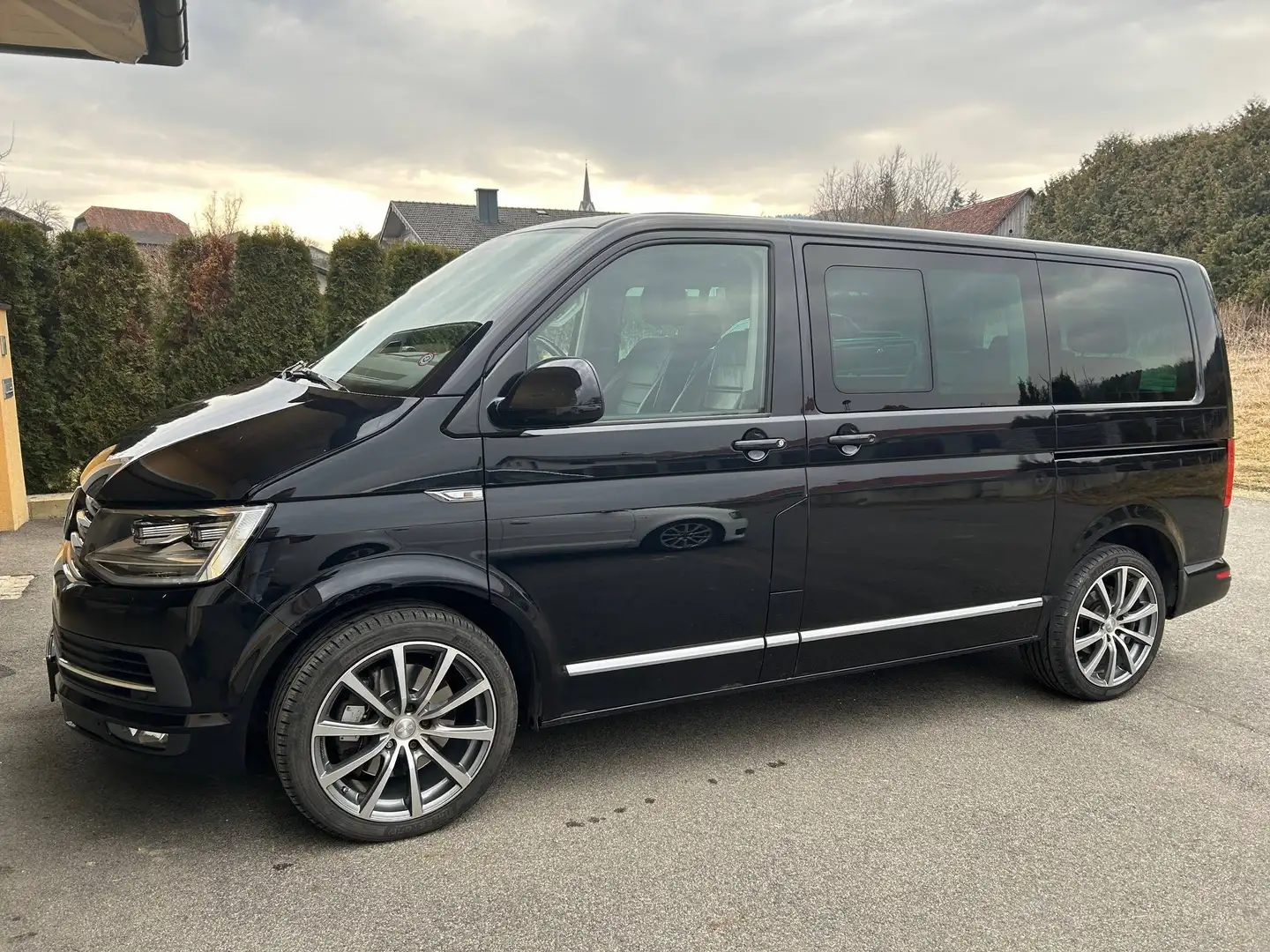 Volkswagen T6 Multivan Multivan Highline 2,0 TDI 4Motion BMT DSG Highline Schwarz - 2