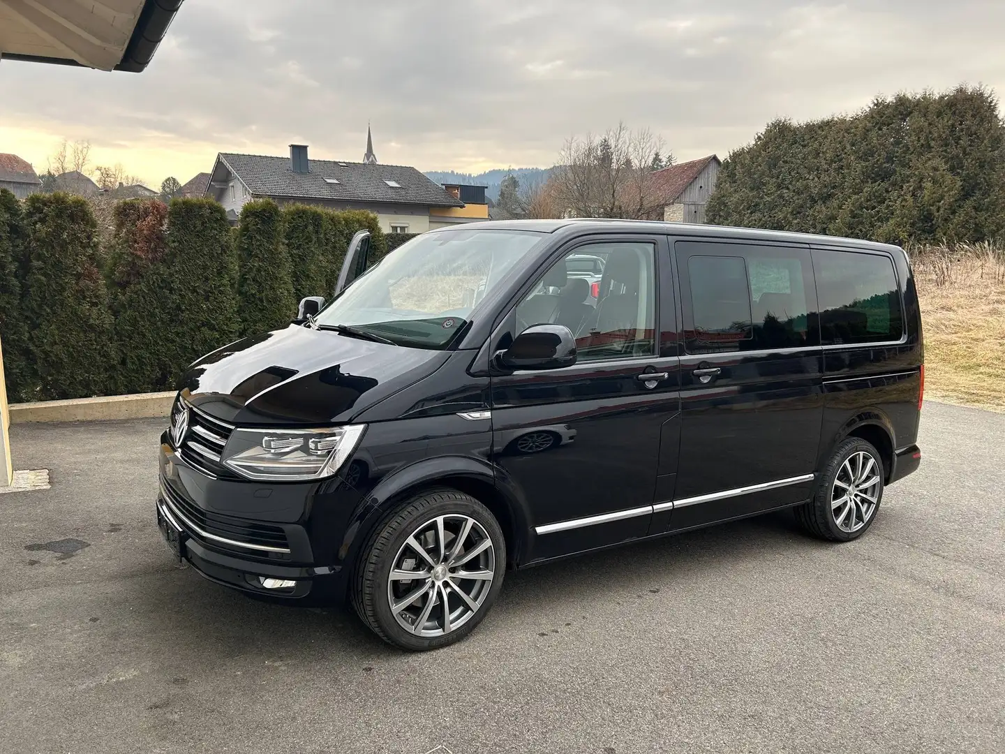 Volkswagen T6 Multivan Multivan Highline 2,0 TDI 4Motion BMT DSG Highline Schwarz - 1