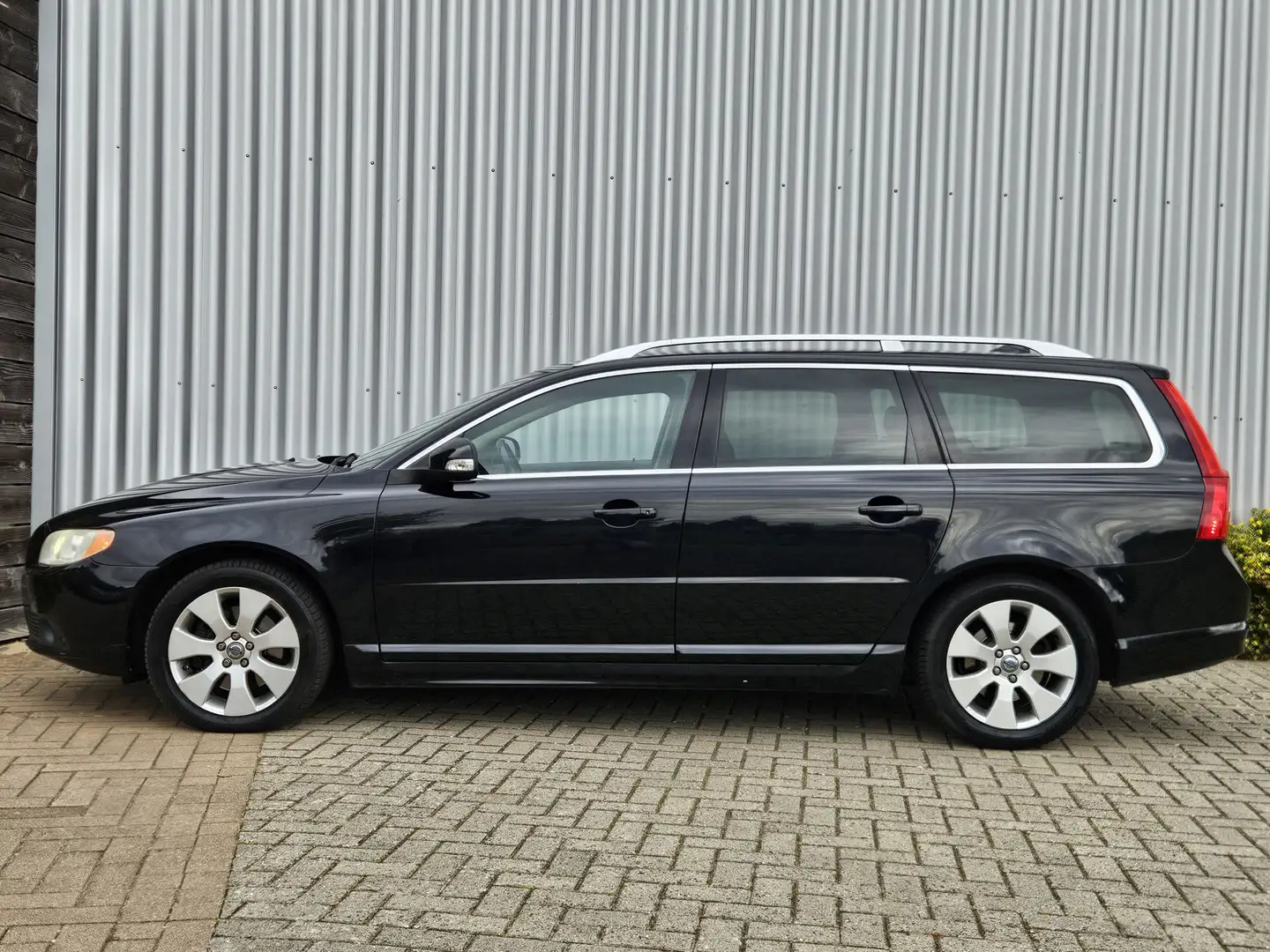 Volvo V70 2.4 D5 Summum /Automaat/Dealer Onderhouden! Zwart - 2