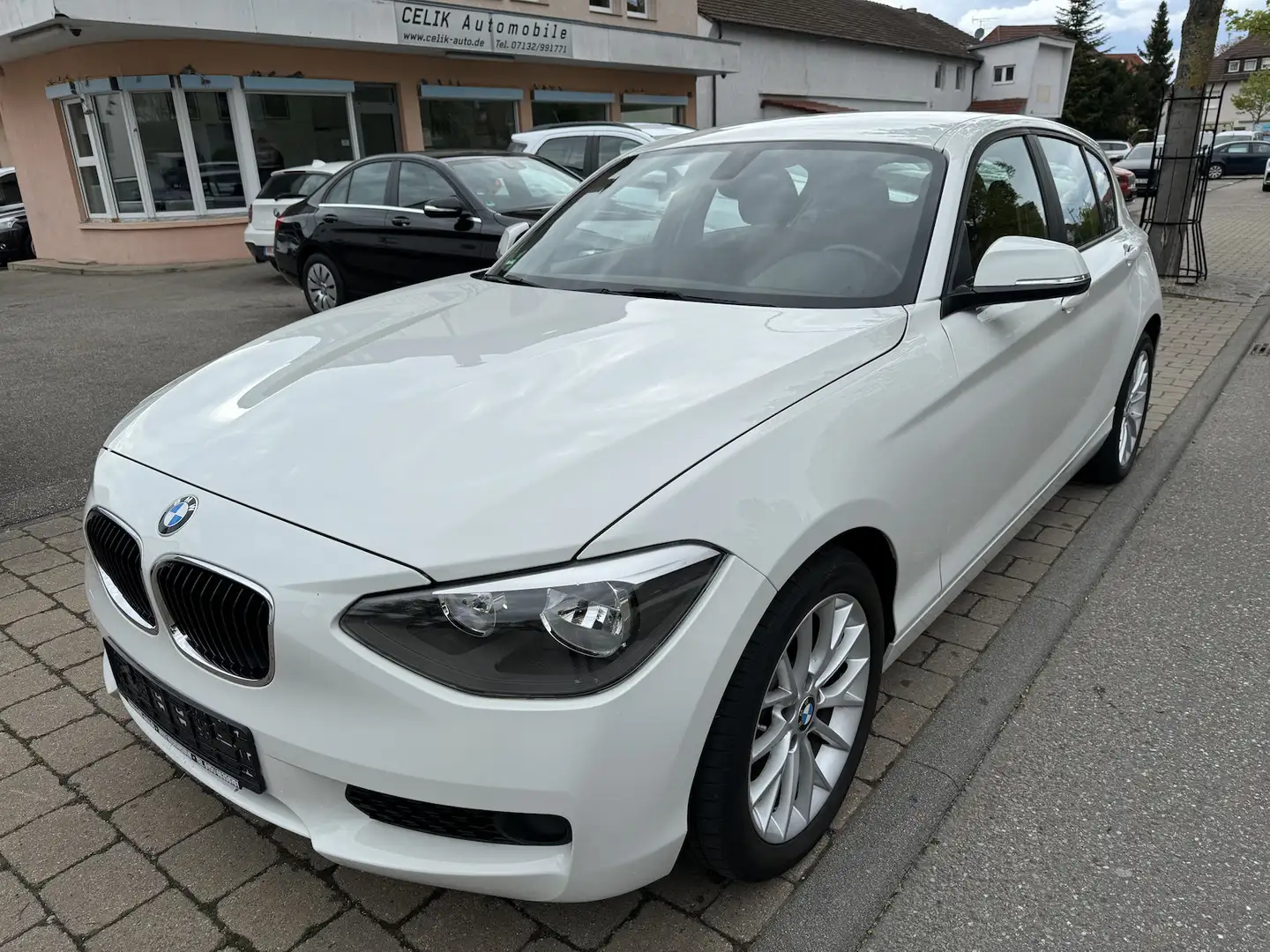 BMW 114 114i Lim. 5-Trg Білий - 1