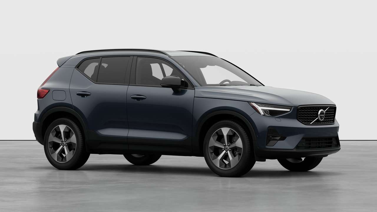 2026 Volvo XC40 Plus Dark Theme — photo 3
