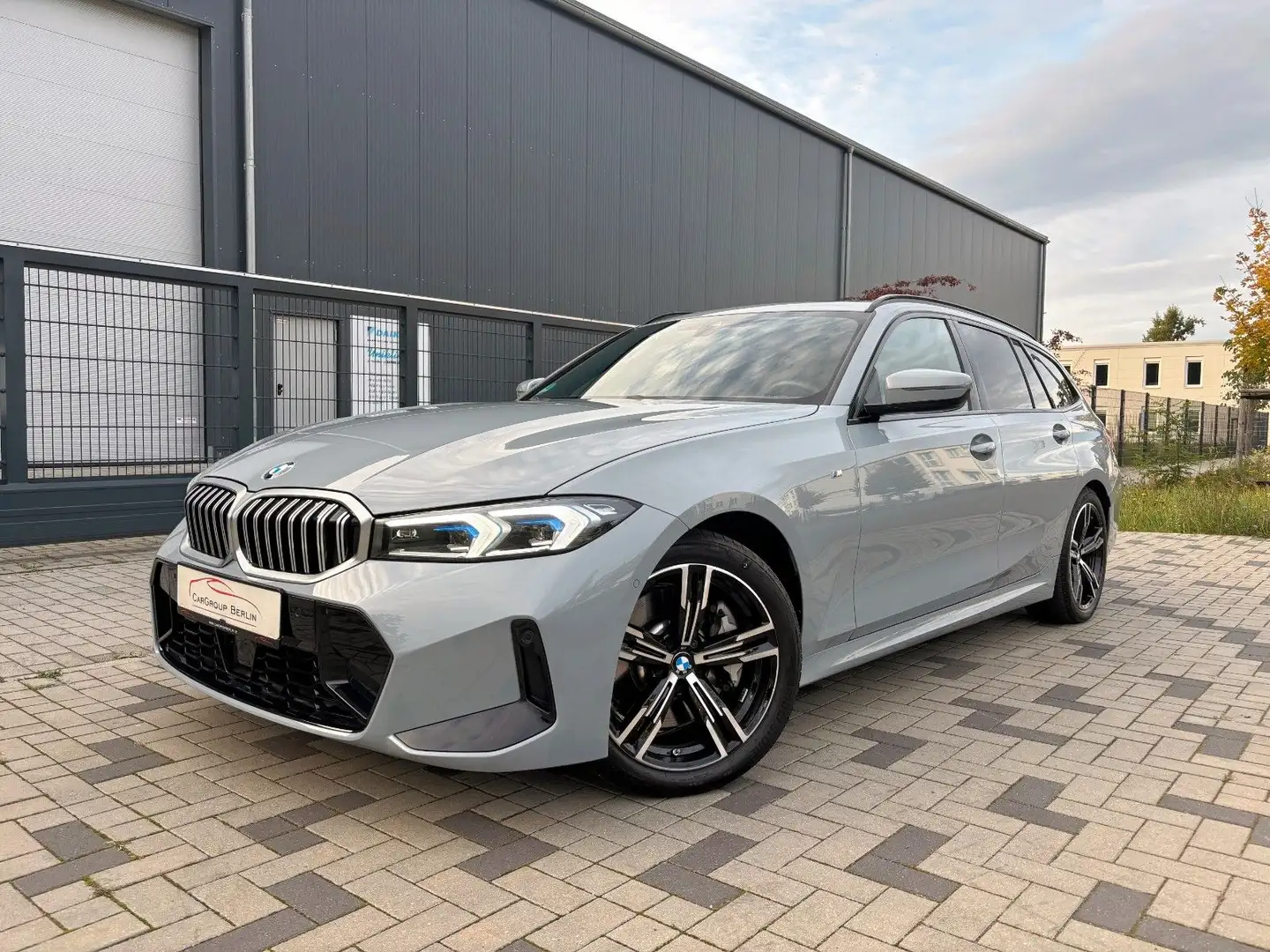 BMW 330 d xDrive Touring M Sport / AHK PANO FACELIFT Grau - 2