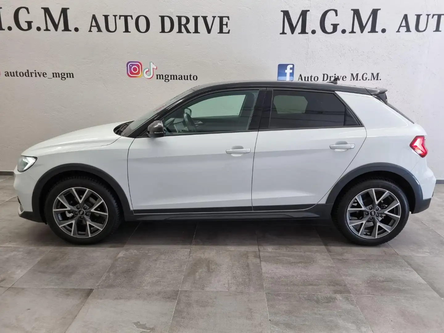 Audi A1 citycarver 30 TFSI S tronic Identity Contrast Bianco - 2