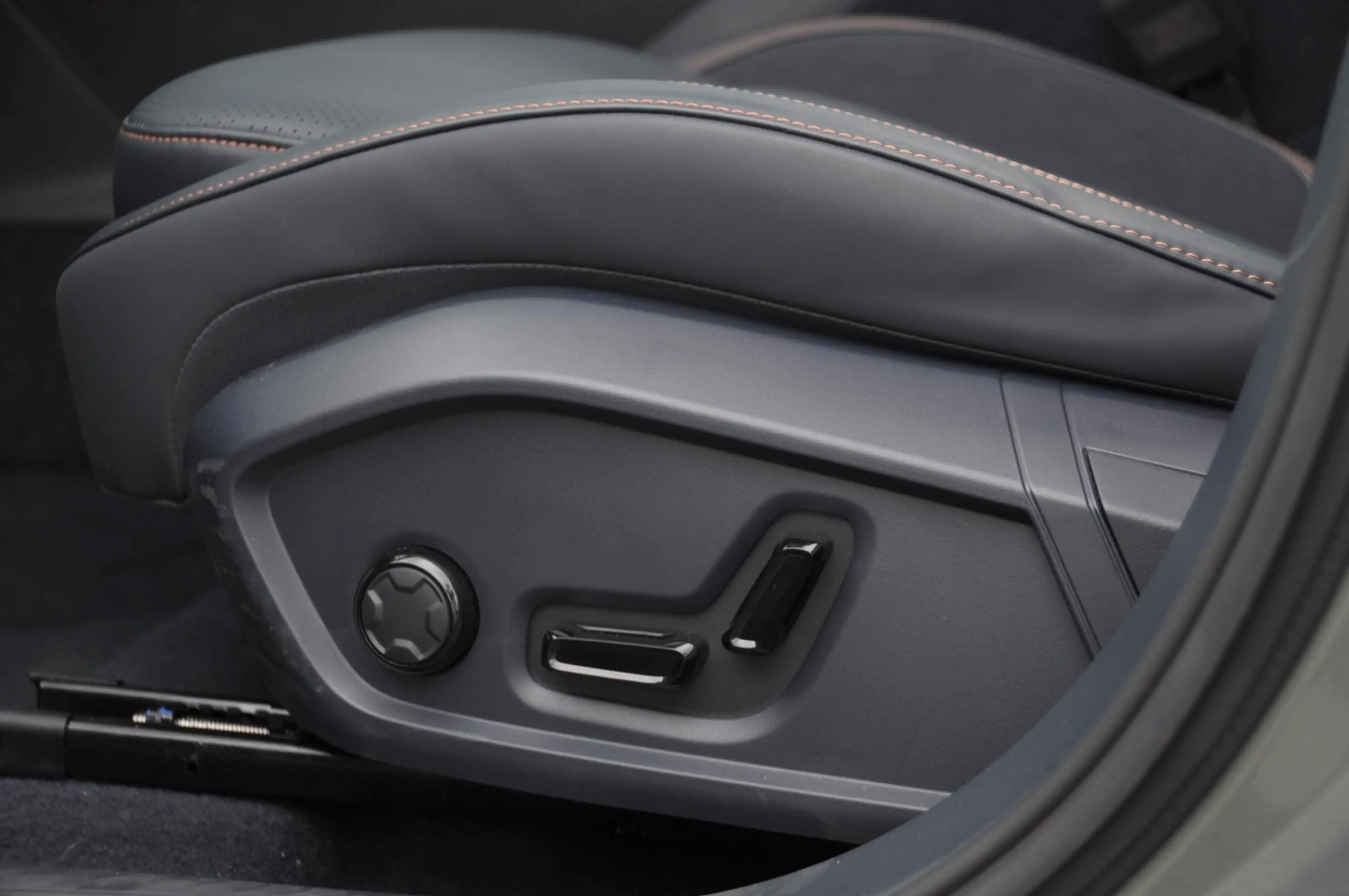 Lynk & Co 08 350PK Automaat More / 200km elektrisch / Stoelvent — photo 10