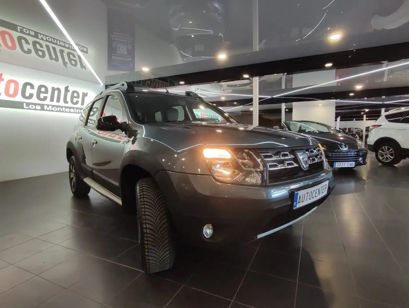 Dacia Duster Laureate dCi 80kW (109CV) 4X2 EDC 2017 Gris - 2