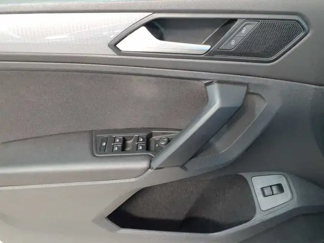Volkswagen Tiguan view 4