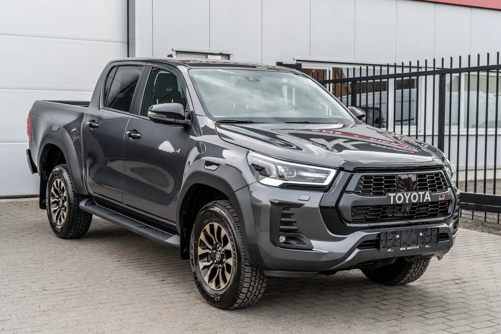 Toyota Hilux 2.8 D4D GR SPORT - Automaat - Trekhaak - 47.500 ex Grey - 1