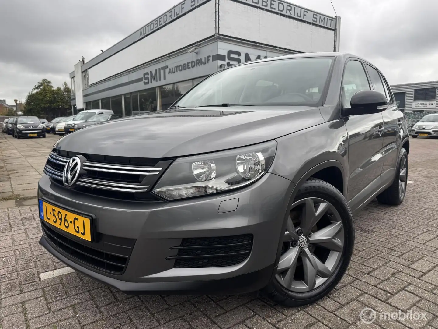 Volkswagen Tiguan 1.4 TSI Comfort&Design Edition Trekhaak/Nav Grijs - 1