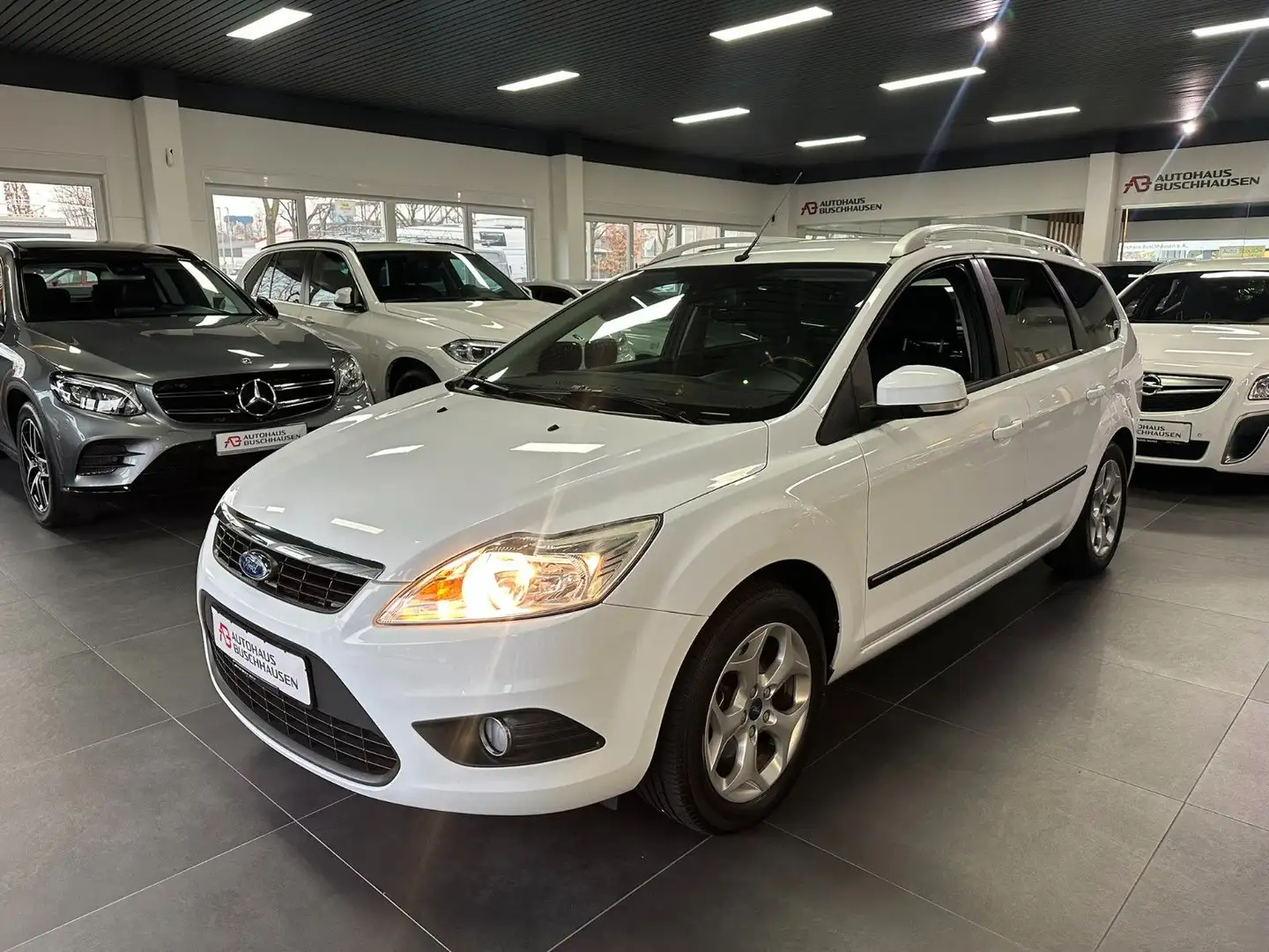 Ford Focus Turnier 1.6CDTi Viva*Rentnerfzg*AHK*NAV*SH Weiß - 2