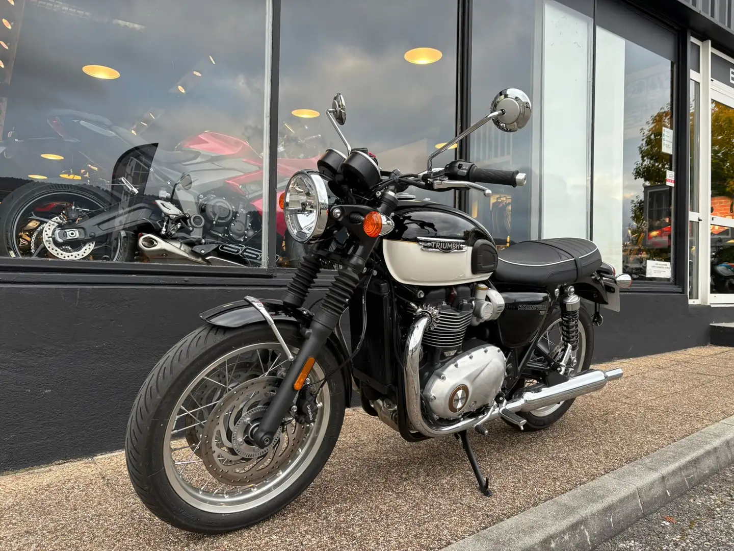 Triumph Bonneville T120 Noir - 2
