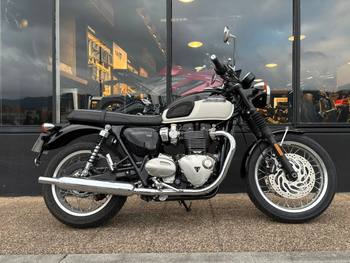 Triumph Bonneville T120 Noir - 1