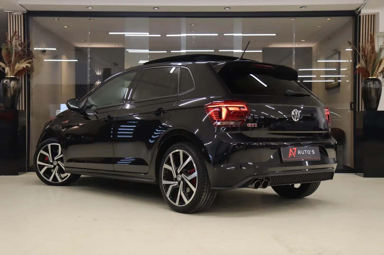 Volkswagen Polo GTI 2.0 TSI PANO/CARPLAY/CAM/SFEERVER/BLINDESPOT/VOL Zwart - 2