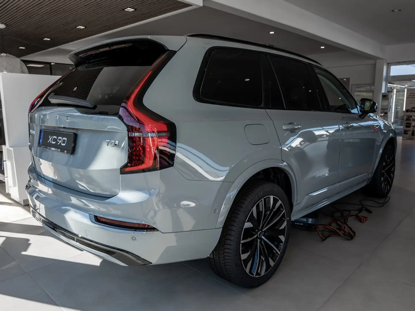 Volvo XC90 T8 Plus Dark Recharge Plug-In AWD 360° Grijs - 2
