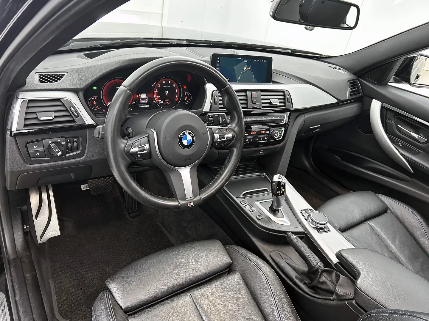 BMW 318 3-serie Touring 318i M Sport Automaat Corporate / Schwarz - 2