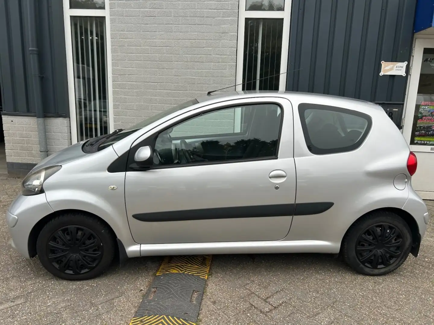 Toyota Aygo 1.0-12V + Gris - 2