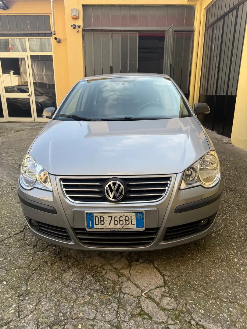 Volkswagen Polo Polo 5p 1.2 Comfortline 70cv Grau - 2