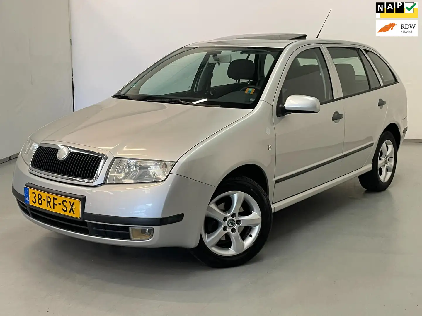 Skoda Fabia Combi 1.4-16V Comfort / Schuifdak / Meeneemprijs Grijs - 1