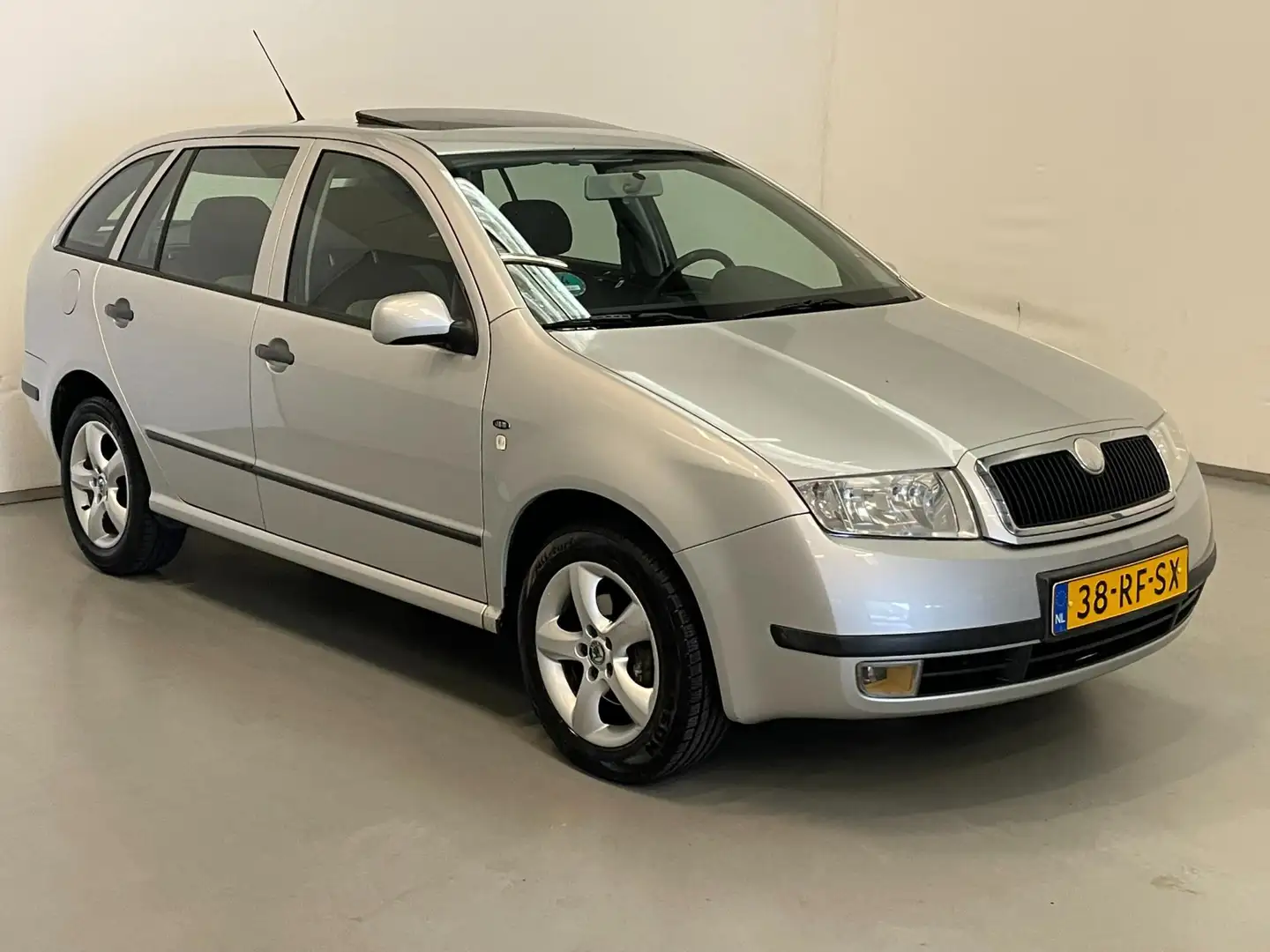 Skoda Fabia Combi 1.4-16V Comfort / Schuifdak / Meeneemprijs Grijs - 2