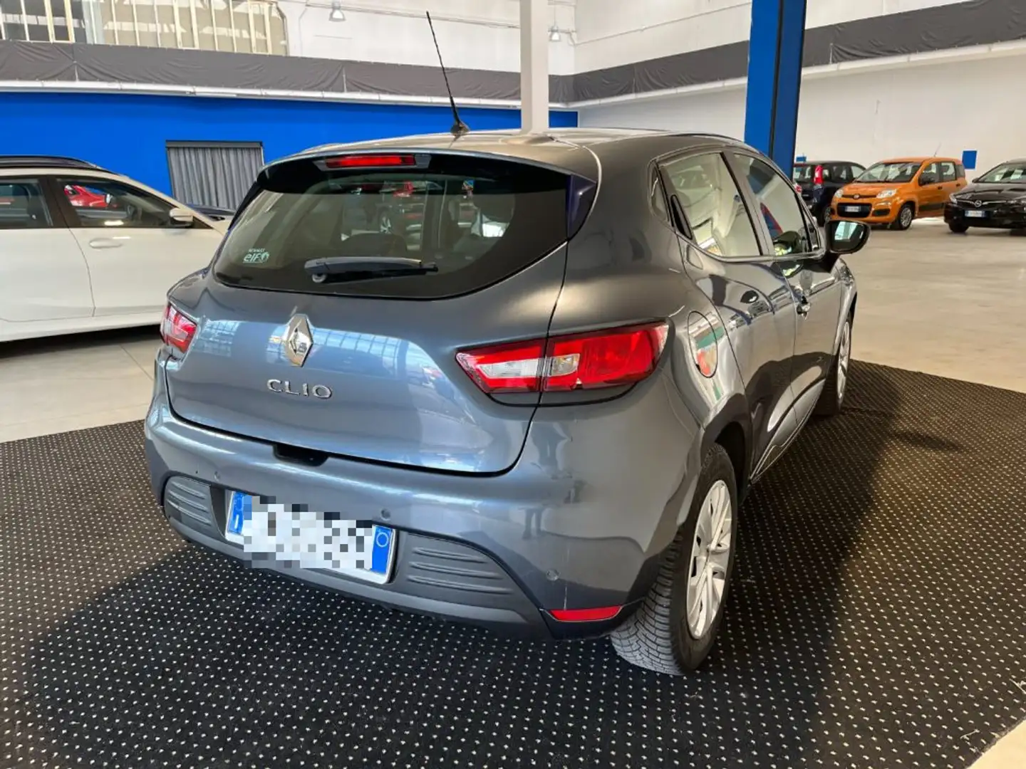 Renault Clio TCe 12V 75 CV 5p Business PROMO NEOPATENTATI Grigio - 2
