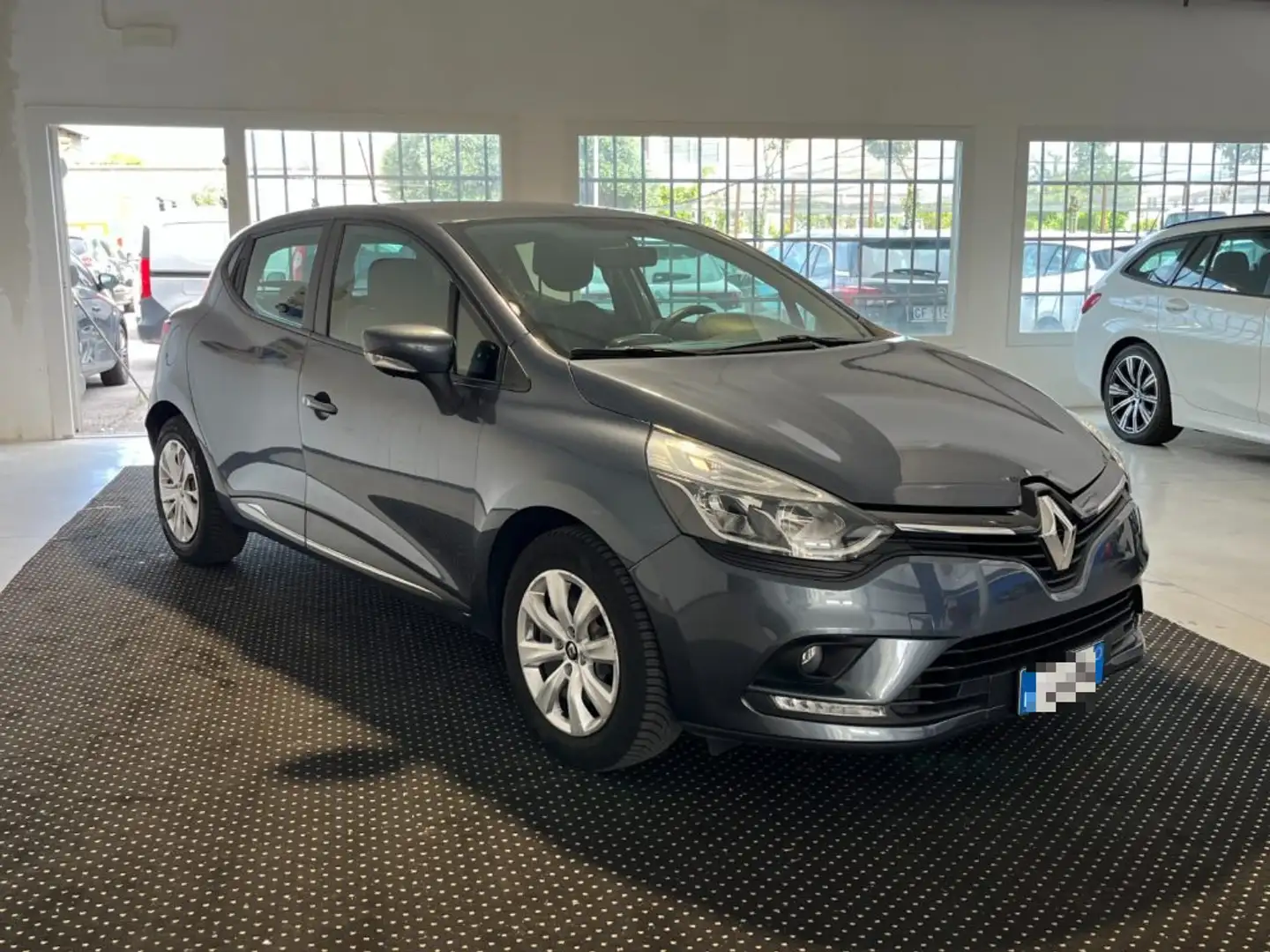 Renault Clio TCe 12V 75 CV 5p Business PROMO NEOPATENTATI Grigio - 1