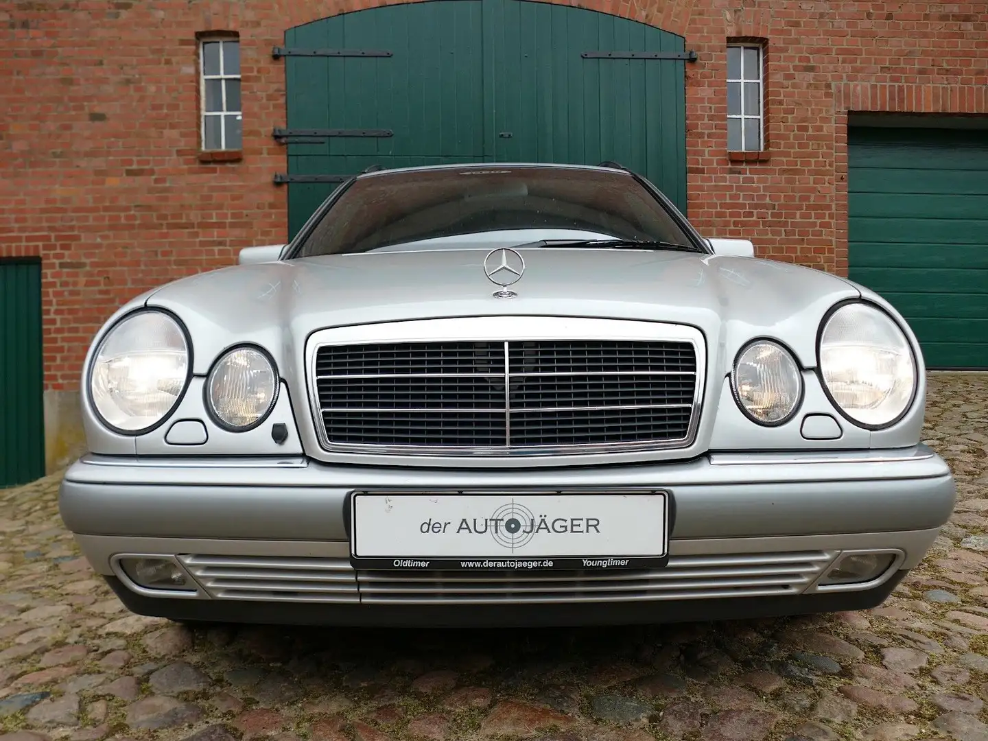 Mercedes-Benz E 320 T 4MATIC ELEGANCE 55.000 Km Scheckheft Silber - 2