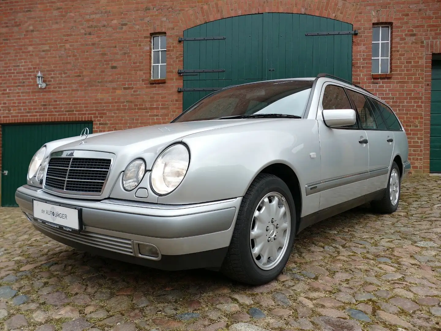Mercedes-Benz E 320 T 4MATIC ELEGANCE 55.000 Km Scheckheft Silber - 1