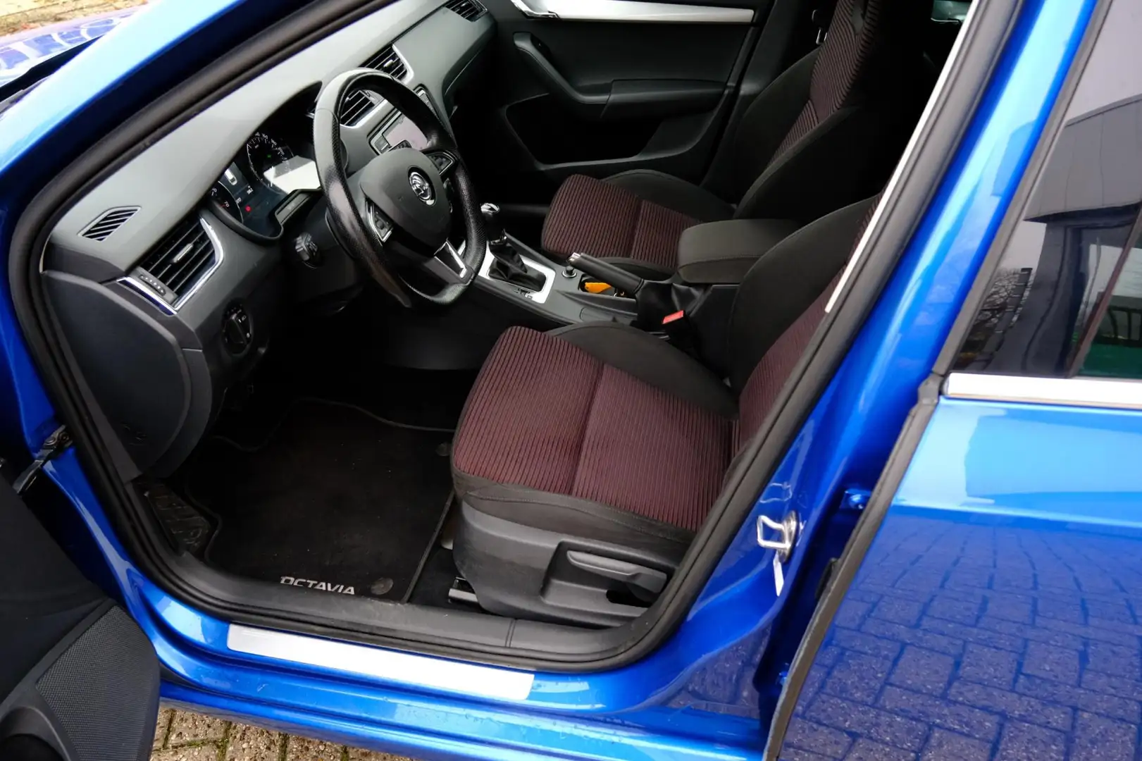 Skoda Octavia Combi 1.4 TSI 150pk Greentech Style Business Aut. Blauw - 2