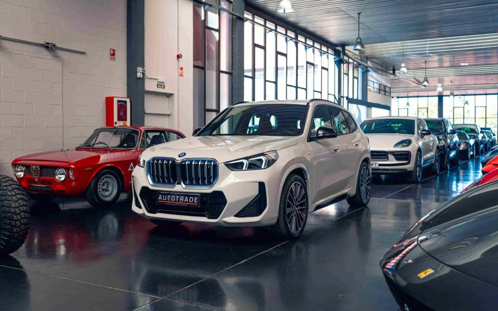 BMW iX1 xDrive30A Weiß - 1