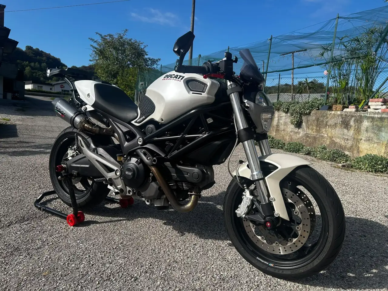 Ducati Monster 696