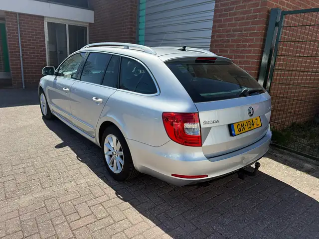 Skoda Superb view 3