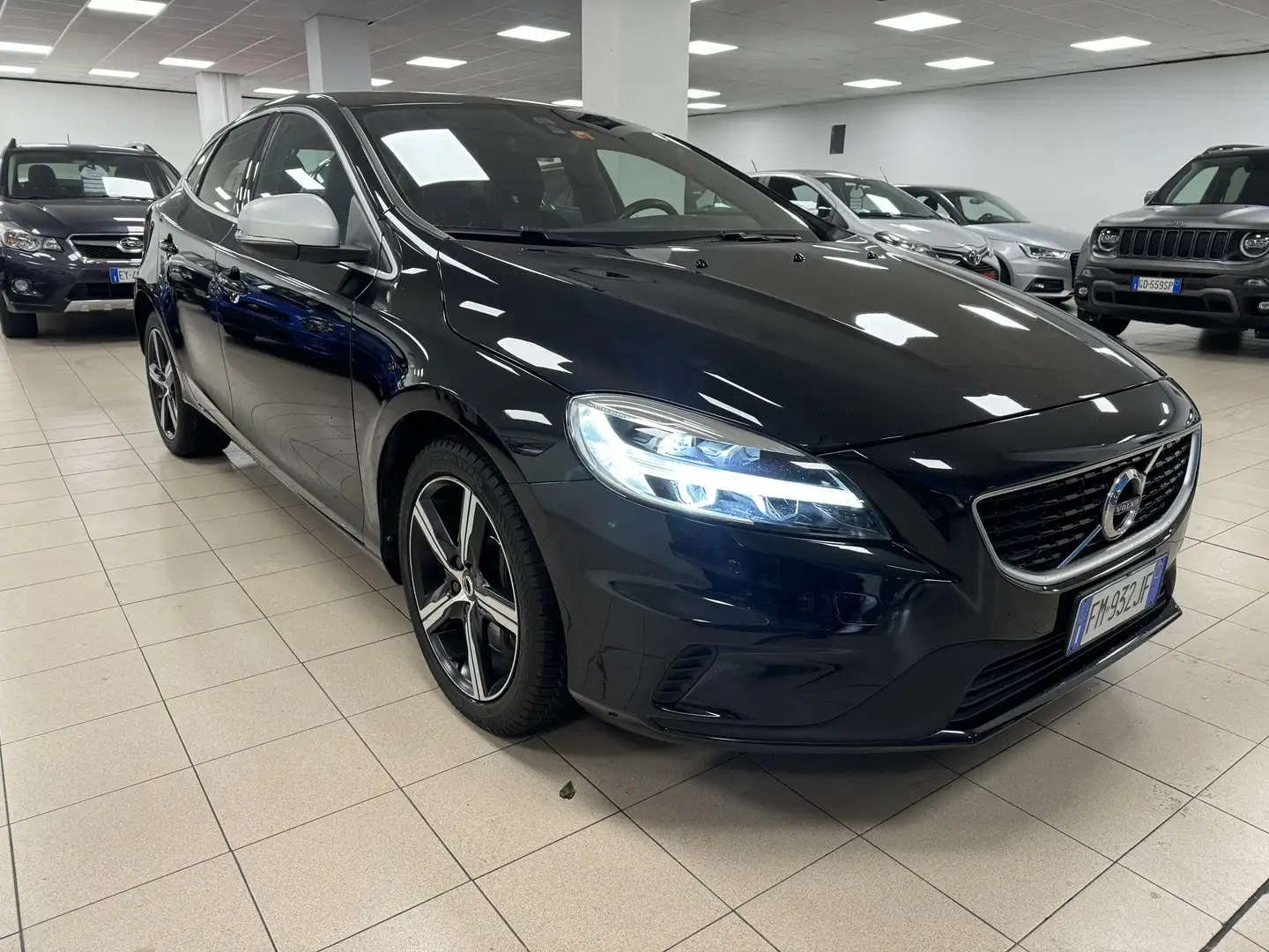 Volvo V40 V40 II 2018 2.0 d2 R-design geartronic Schwarz - 1
