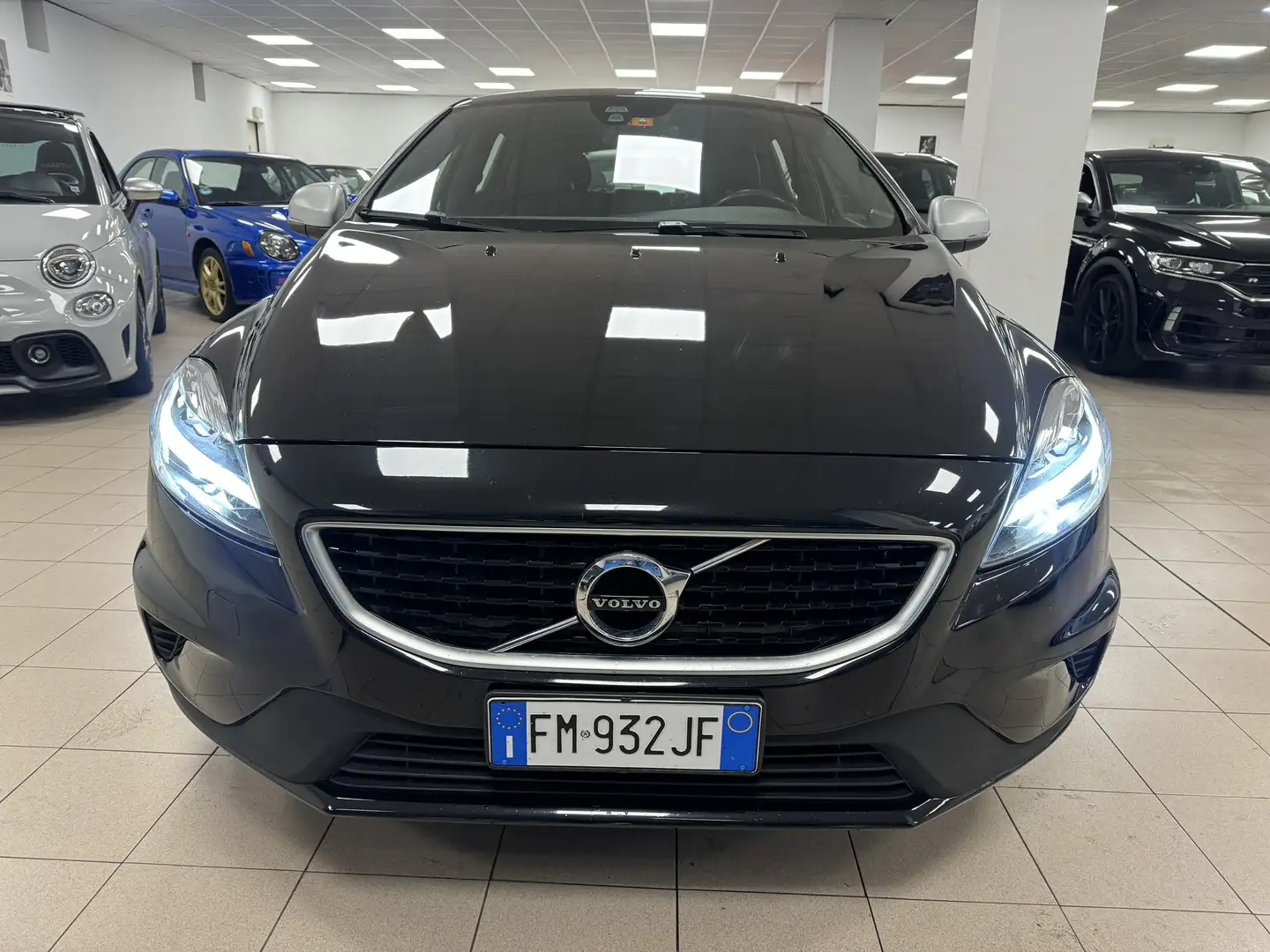 Volvo V40 V40 II 2018 2.0 d2 R-design geartronic Schwarz - 2