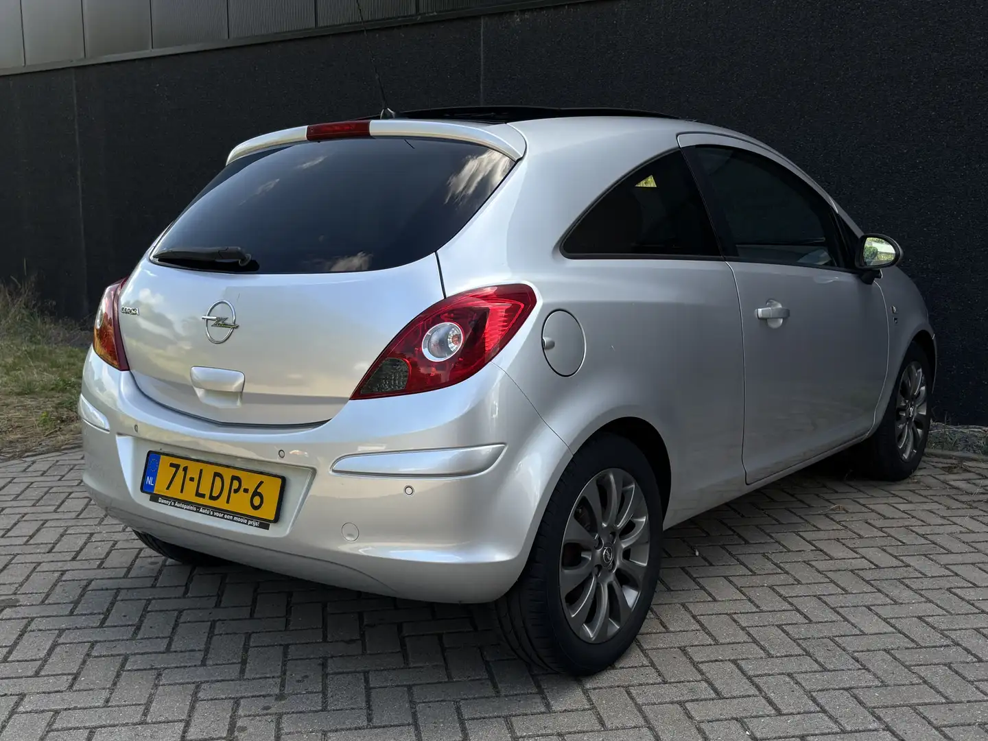 Opel Corsa 1.4-16V 111 Edition | dealer onderh | Pano Grijs - 2