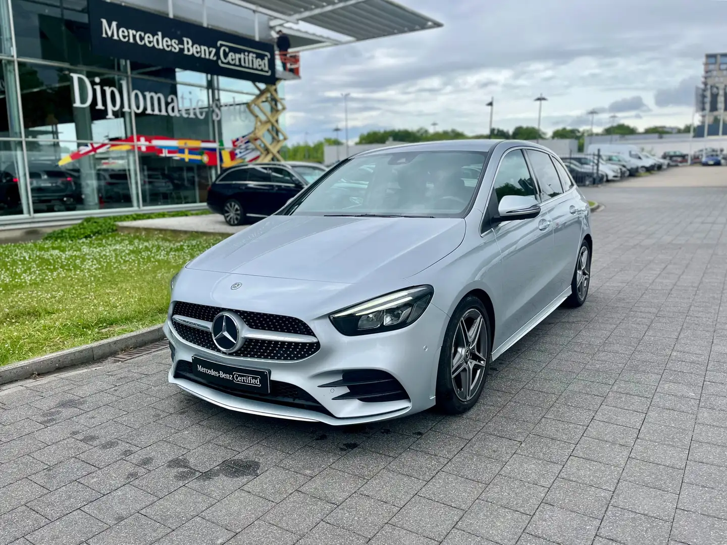 Mercedes-Benz B 180 d Launch Edition Gris - 1