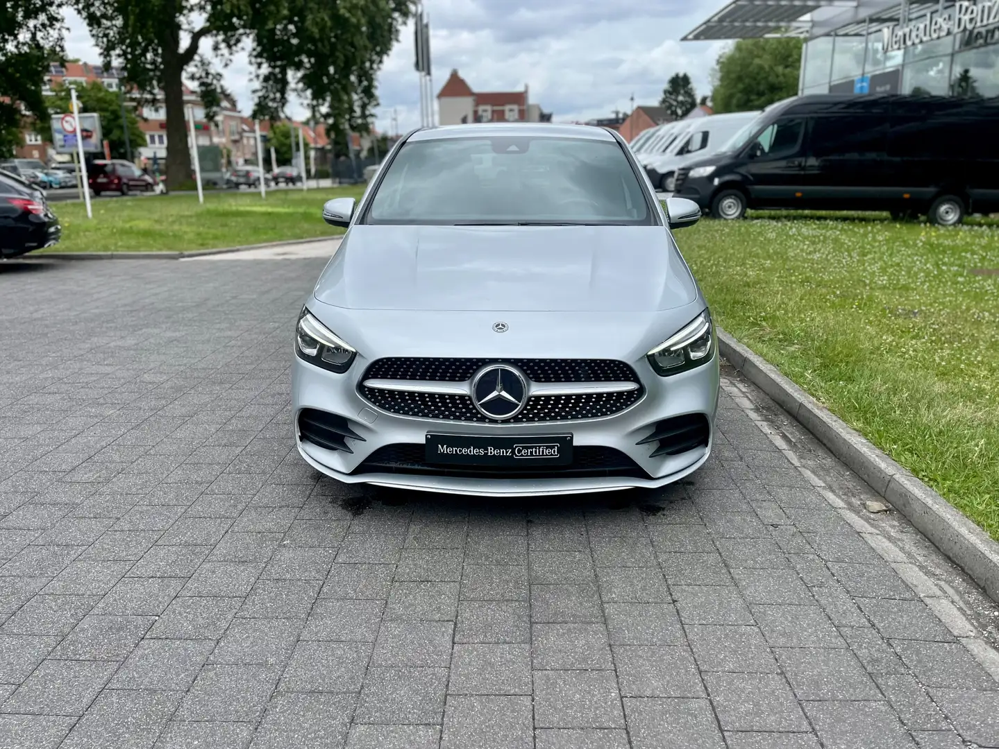 Mercedes-Benz B 180 d Launch Edition Gris - 2