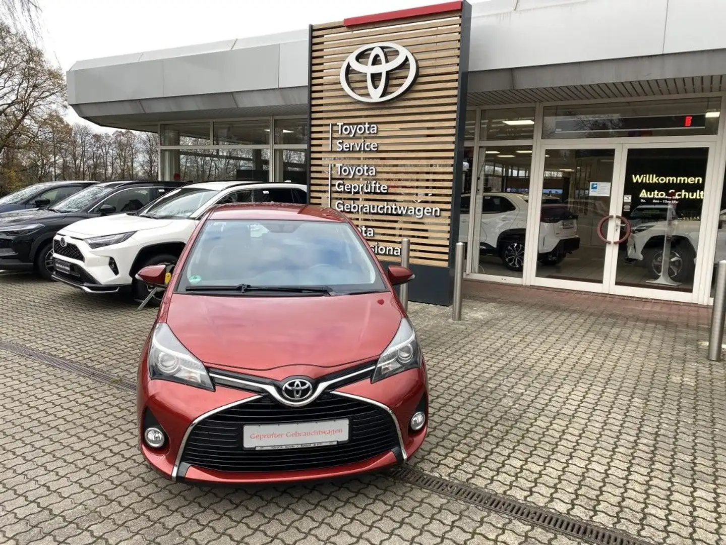 Toyota Yaris 1.33 6-G. Club + Lounge-Paket + Comfort-Paket Rot - 1