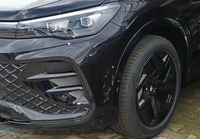 Volkswagen Tiguan view 4