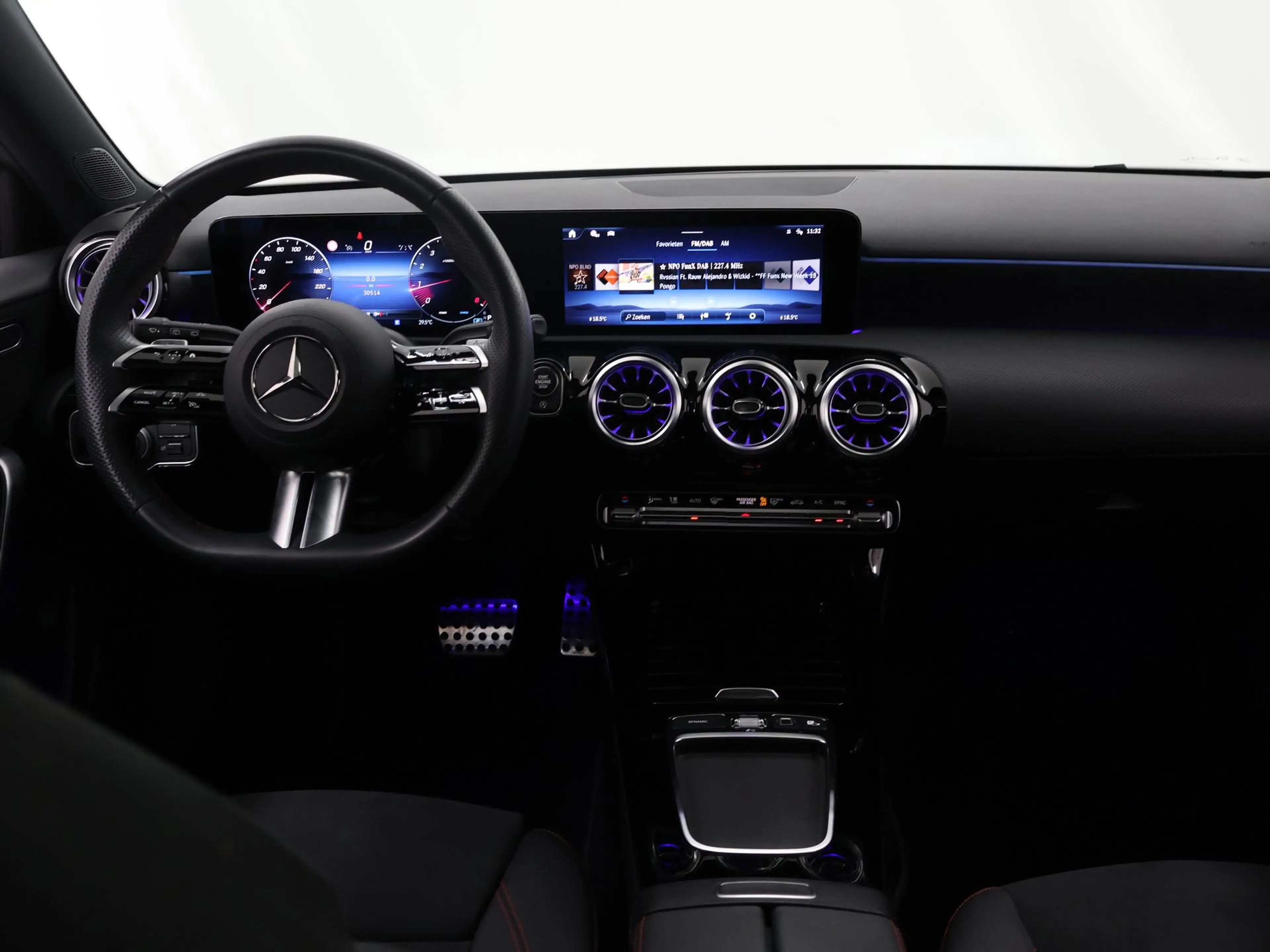 Mercedes-Benz A 180 Star Edition AMG Line | Panoramadak | Trekhaak | C — photo 8