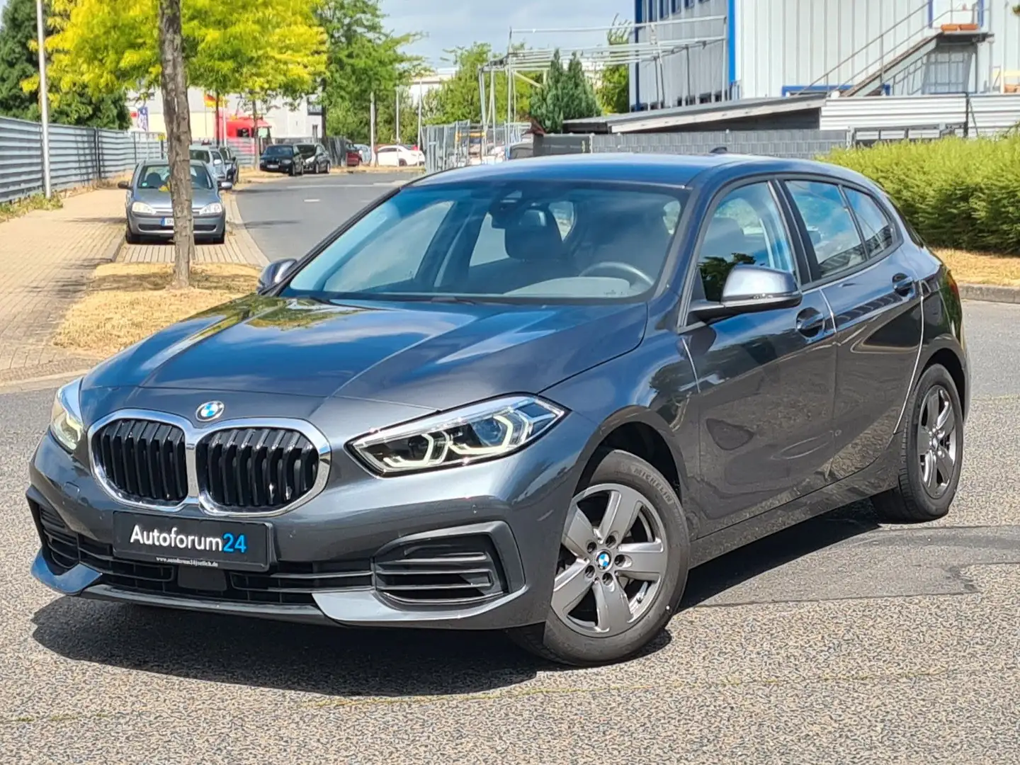 BMW 118 Lim. 118 i Advantage*1.Hand*Autom.*Navi*PDC*SHZ* Grau - 1