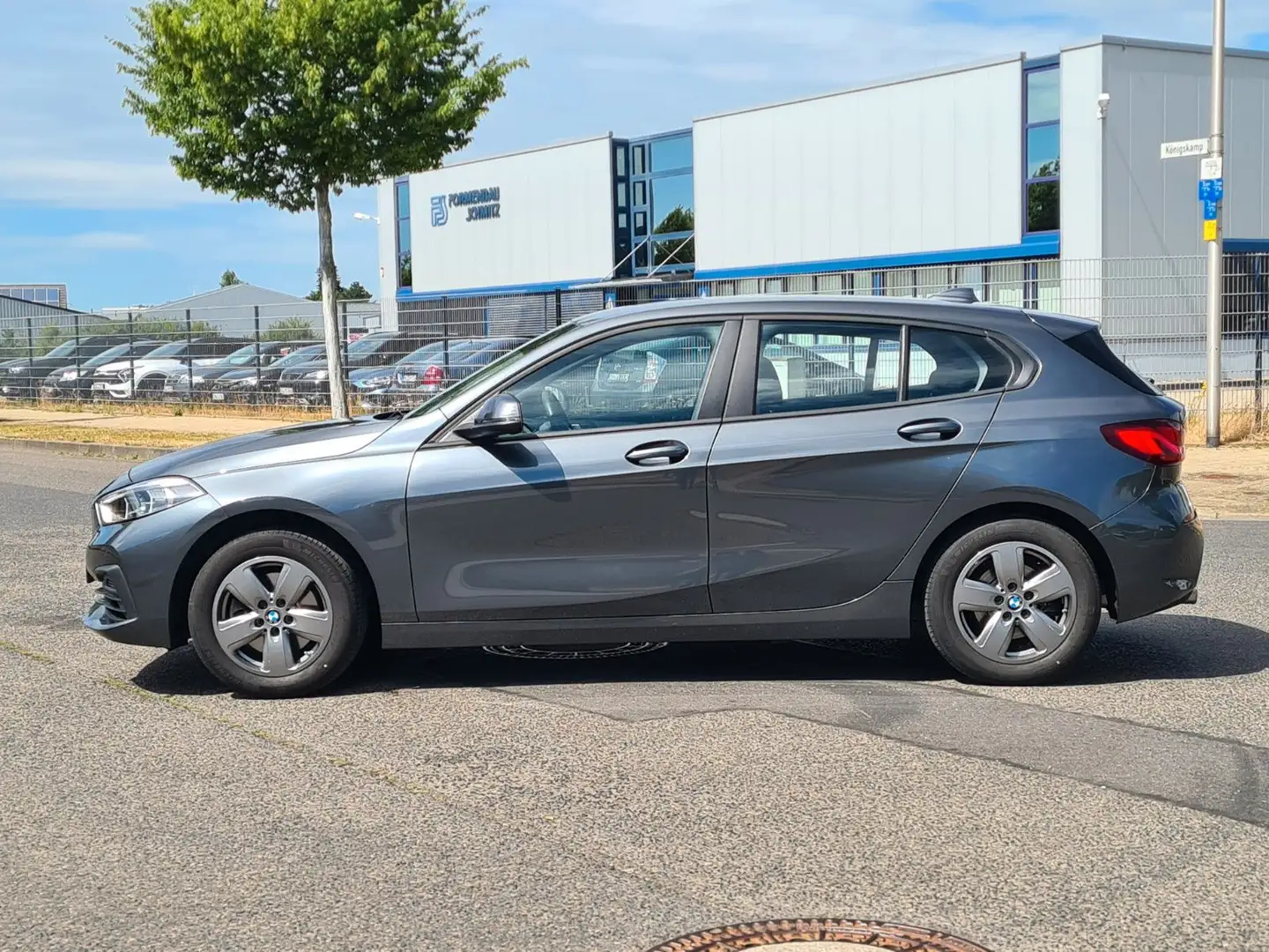 BMW 118 Lim. 118 i Advantage*1.Hand*Autom.*Navi*PDC*SHZ* Grau - 2