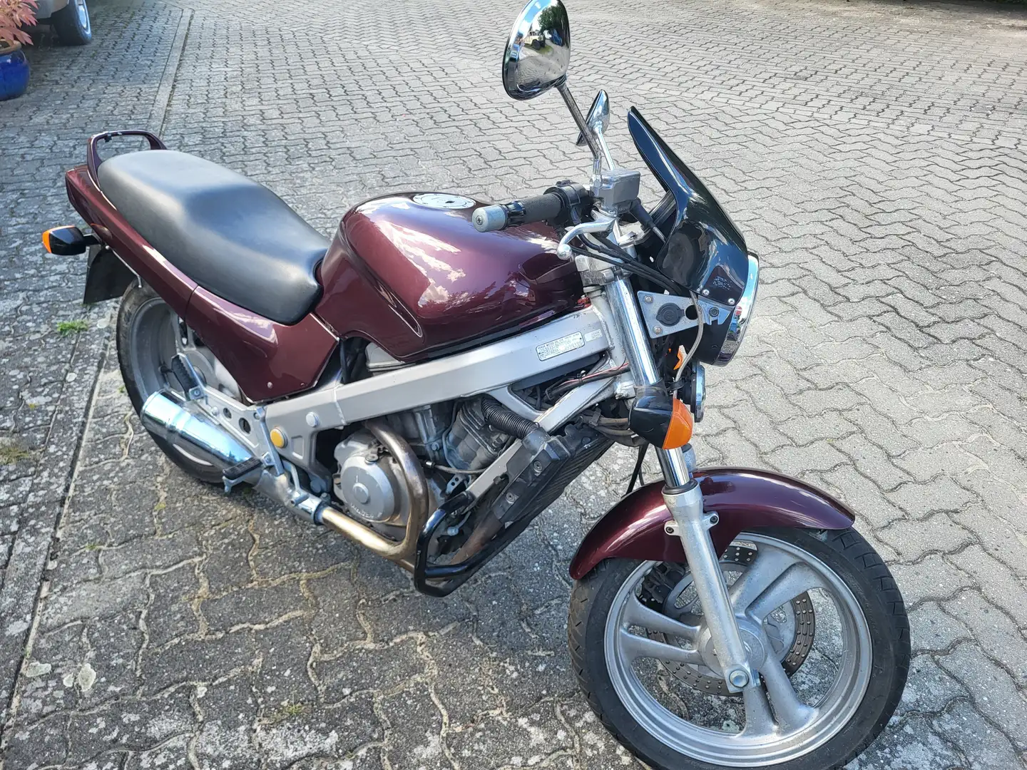 Honda NTV 650 Revere RC33 Violet - 1