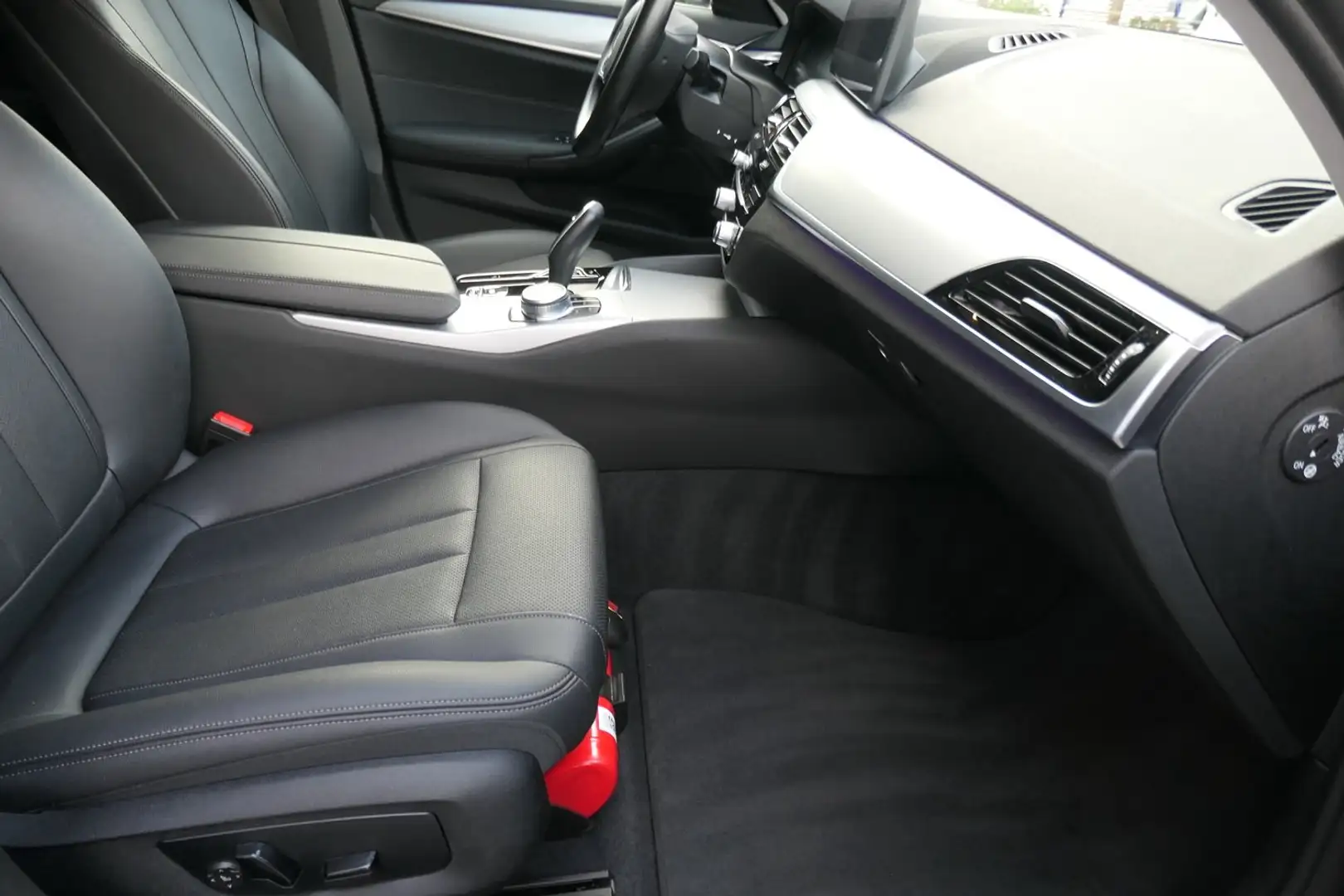 BMW 520 520d xDrive Touring Aut. Top Zustand! Noir - 2