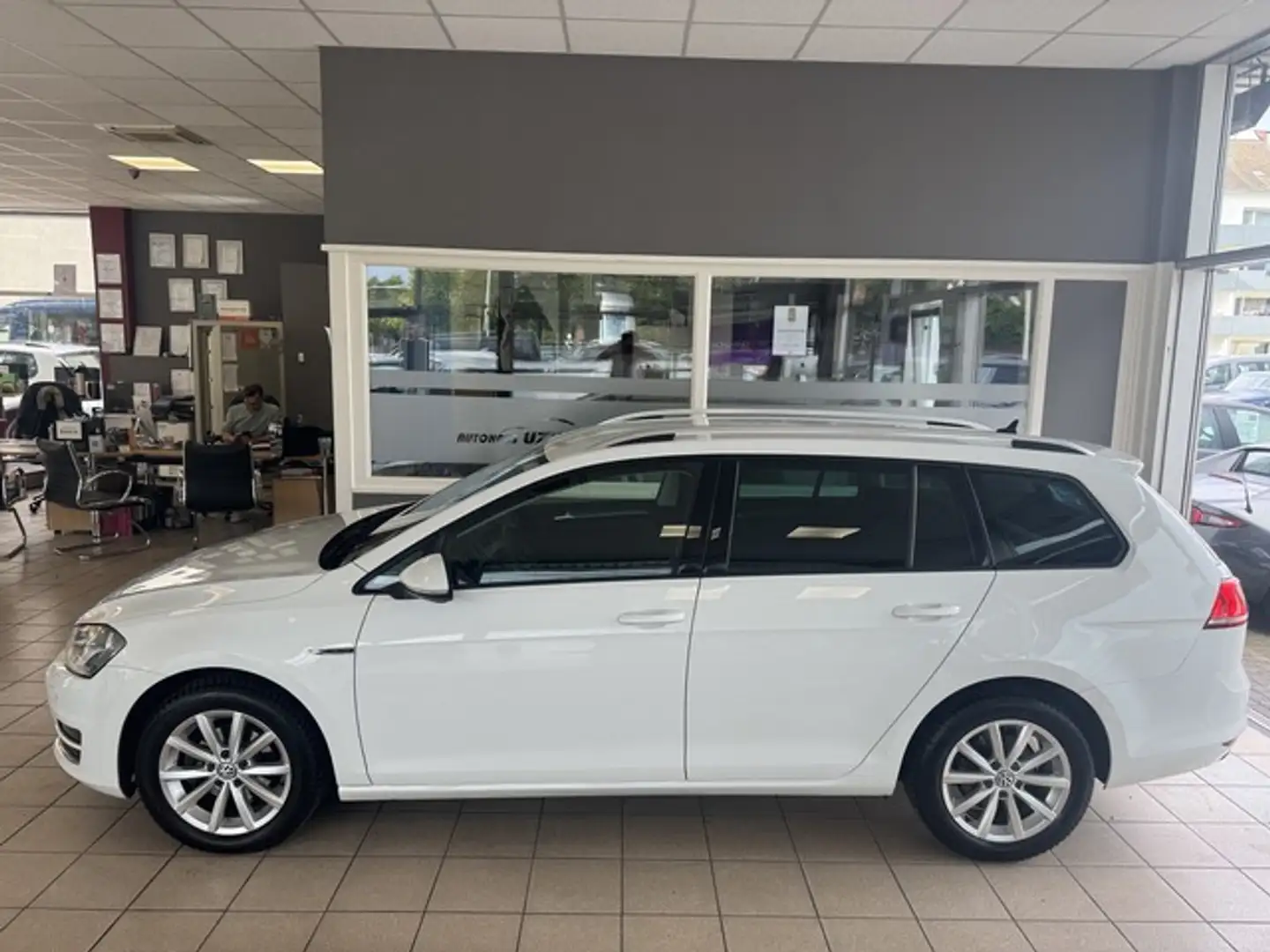 Volkswagen Golf Variant VII Lounge BMT SHZ PDC Allwett Navi Weiß - 1