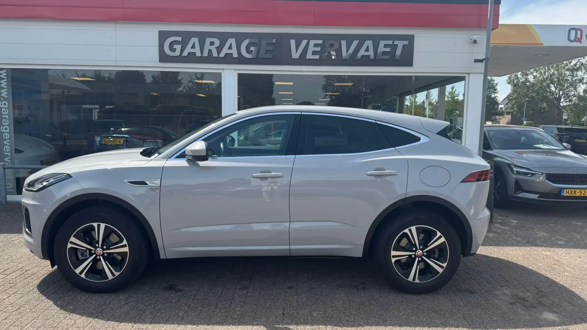 Jaguar E-Pace 1.5 P300e AWD R-Dynamic S Grijs - 1