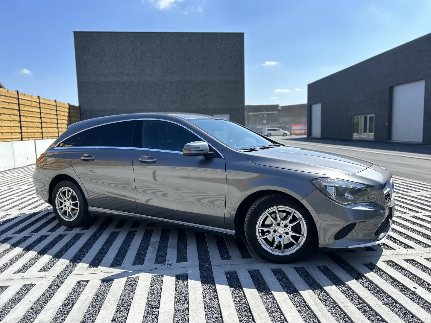 Mercedes-Benz CLA 180 Shooting Brake d Gris - 1