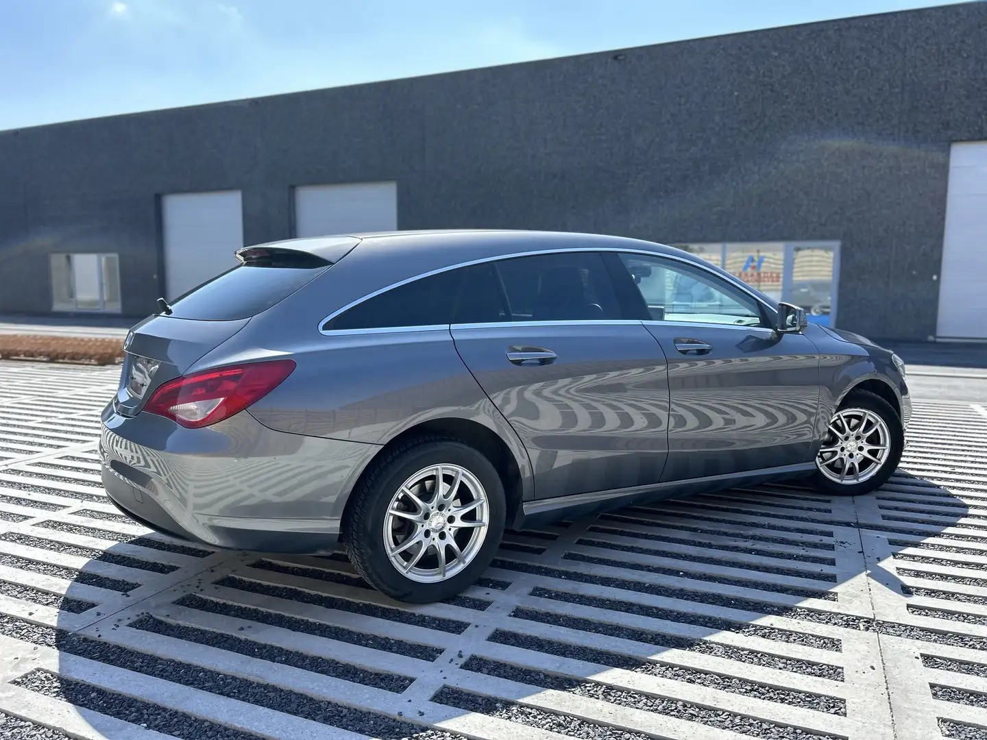 Mercedes-Benz CLA 180 Shooting Brake d Gris - 2
