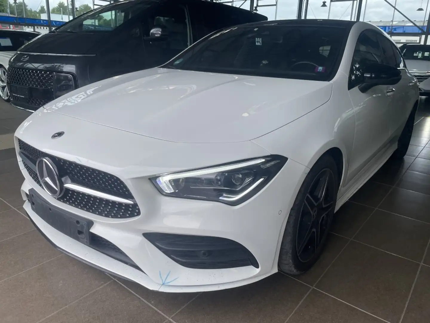 Mercedes-Benz CLA 200 AMG Line Pano Navi R.Cam Weiß - 1