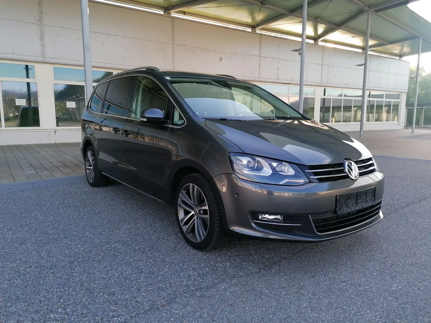 Volkswagen Sharan Highline 2,0 TSI DSG Highline Grau - 2