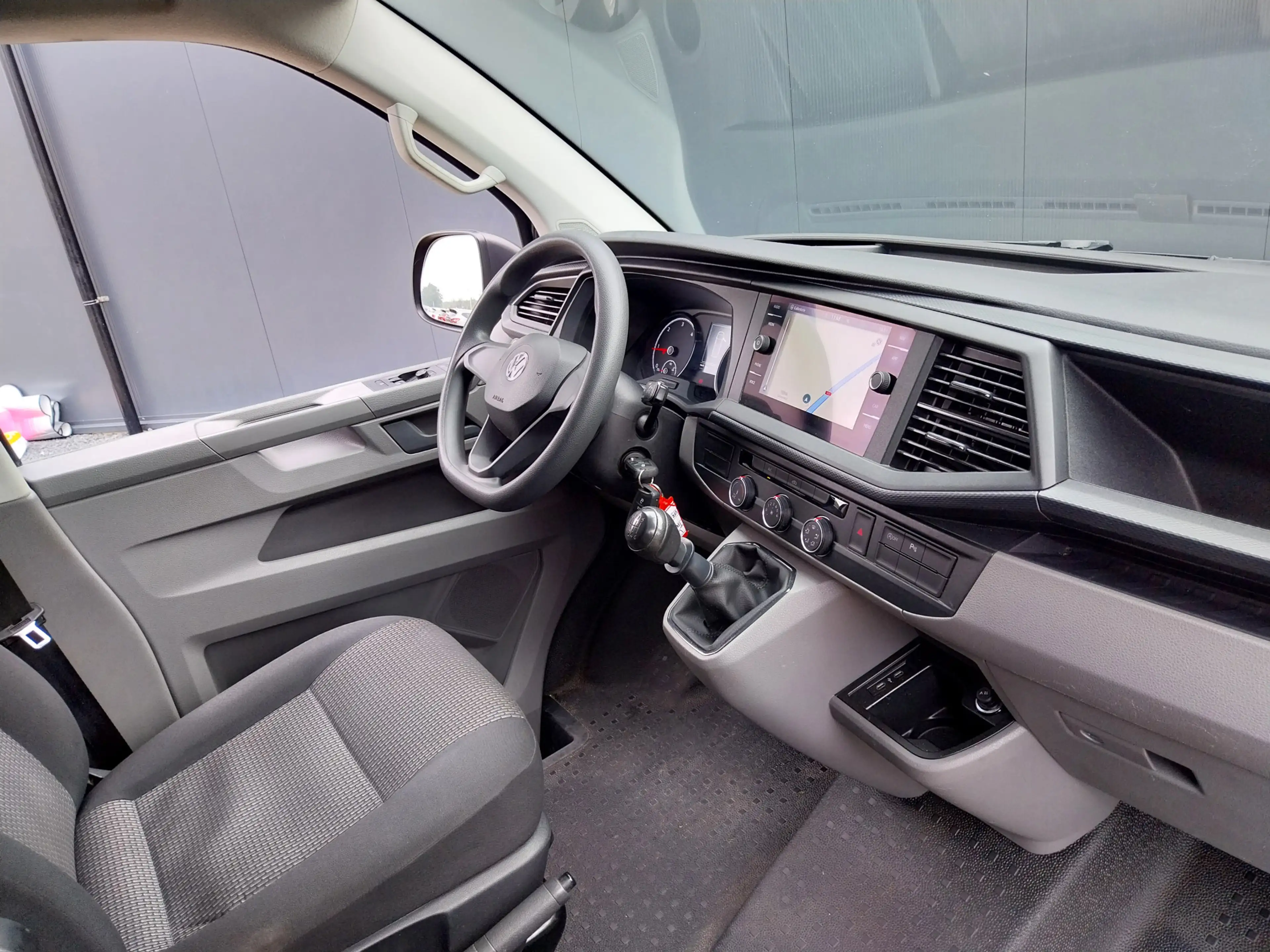 Volkswagen T6.1 Transporter 2.0 TDI 150 PK L2H1 NAVI CRUISE AIRCO 20 INCH TREK — photo 8